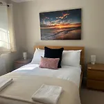 The Canal House Summer Getaway City Centre Cardiff Bay With Parking