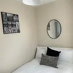The Canal House Summer Getaway City Centre Cardiff Bay With Parking